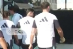 TYC：大马丁无名指骨折，手缠绷带前往训练场