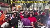 太疯狂！赛后马刺球迷在纽约街头被一群人追着打，衣服都被撕烂了
