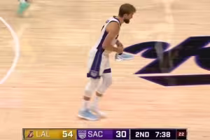 被无鞋打败！小萨回防中鞋掉了 东契奇趁防守空档轰进三分