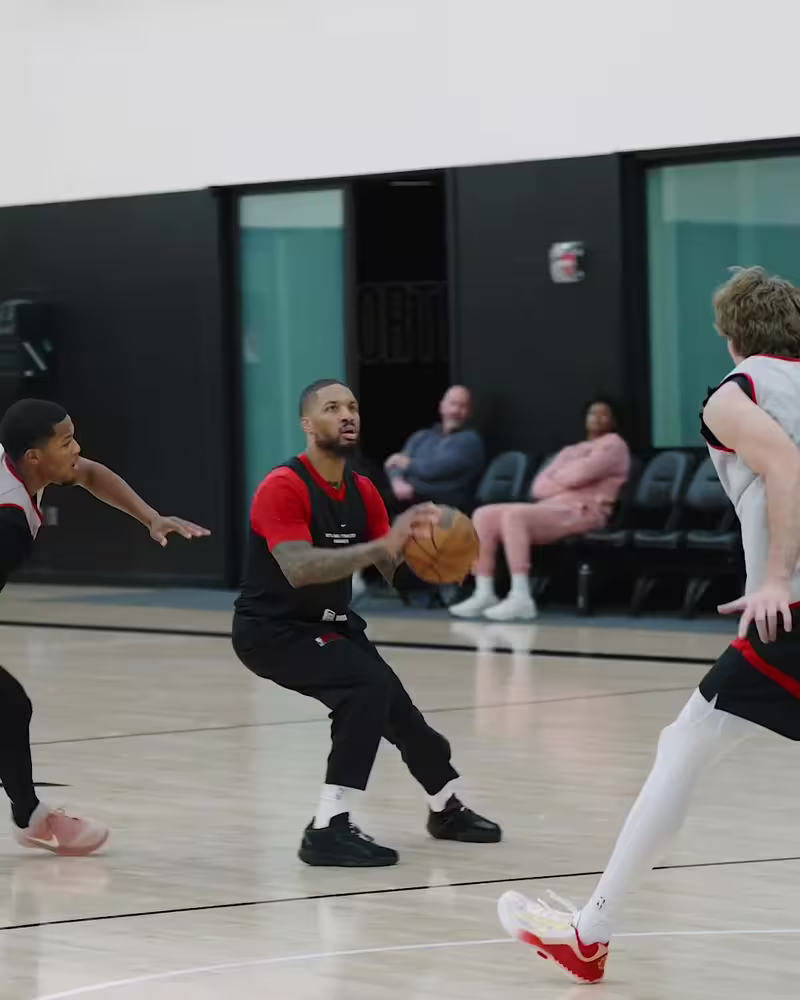 简直轻松加愉快！开拓者队内对抗赛 利拉德连进3分+空切抛投